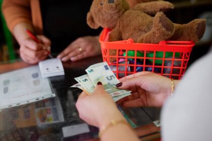 Reducing cash handling errors: practical steps for UK retail businesses